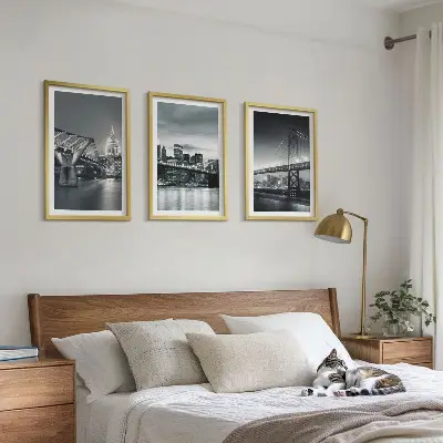 Conjunto de quadros para sala de estar com tema de pontes e arquitetura urbana em tons de cinza