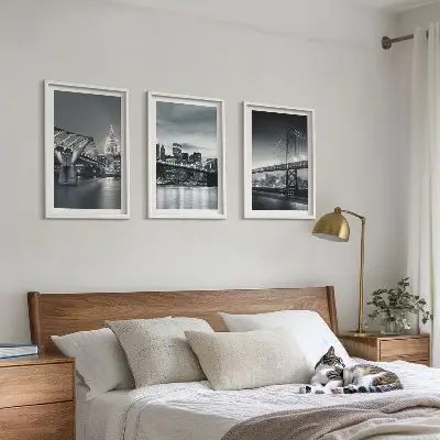 Conjunto de quadros para sala de estar com tema de pontes e arquitetura urbana em tons de cinza
