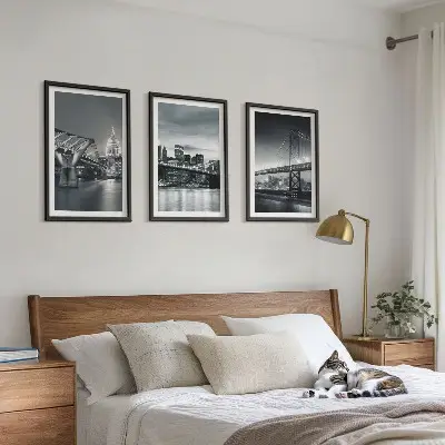 Conjunto de quadros para sala de estar com tema de pontes e arquitetura urbana em tons de cinza
