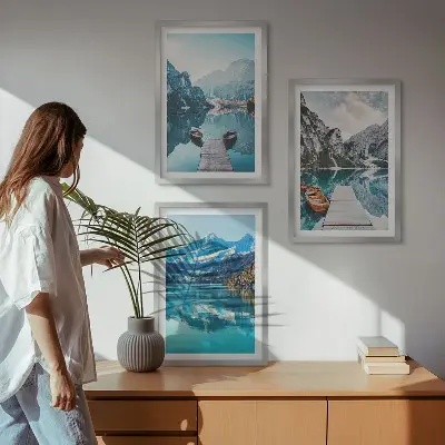 Composição de quadros moderna com barcos em lagos de montanha