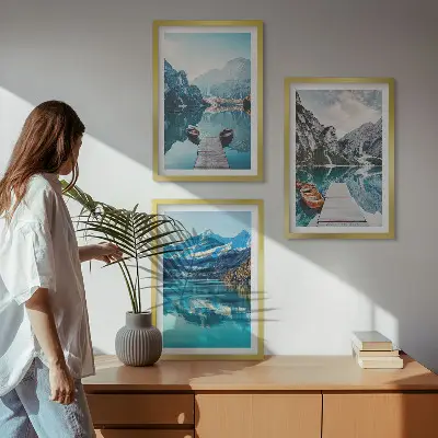 Composição de quadros moderna com barcos em lagos de montanha