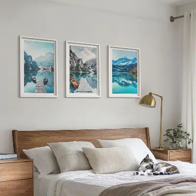 Composição de quadros moderna com barcos em lagos de montanha