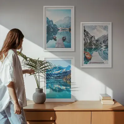 Composição de quadros moderna com barcos em lagos de montanha