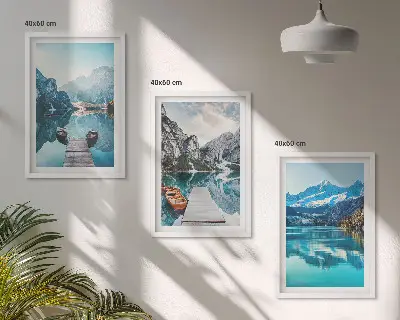 Composição de quadros moderna com barcos em lagos de montanha