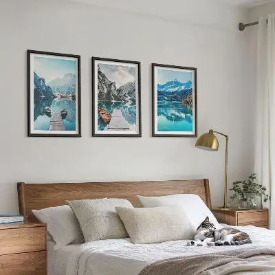 Composição de quadros moderna com barcos em lagos de montanha