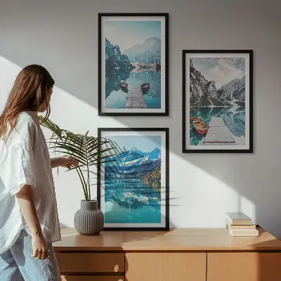 Composição de quadros moderna com barcos em lagos de montanha