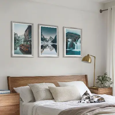 Conjunto de 3 quadros com moldura de paisagens montanhosas com cachoeira e lago