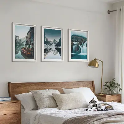 Conjunto de 3 quadros com moldura de paisagens montanhosas com cachoeira e lago