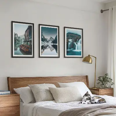 Conjunto de 3 quadros com moldura de paisagens montanhosas com cachoeira e lago