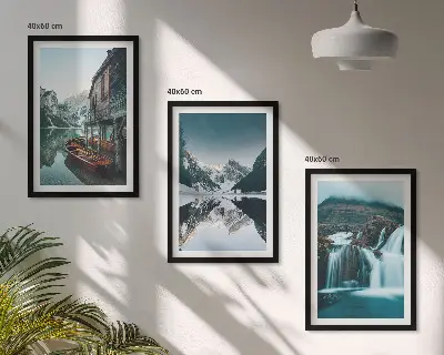 Conjunto de 3 quadros com moldura de paisagens montanhosas com cachoeira e lago