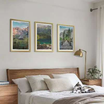 Composição de quadros moderna com paisagem de montanhas, lago e ponte