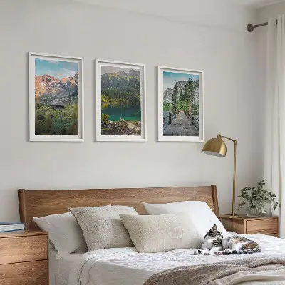 Composição de quadros moderna com paisagem de montanhas, lago e ponte