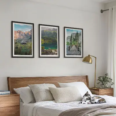 Composição de quadros moderna com paisagem de montanhas, lago e ponte