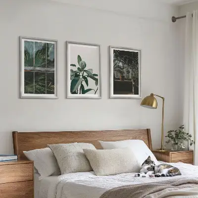 Composição de quadros moderna com folhas verdes na janela