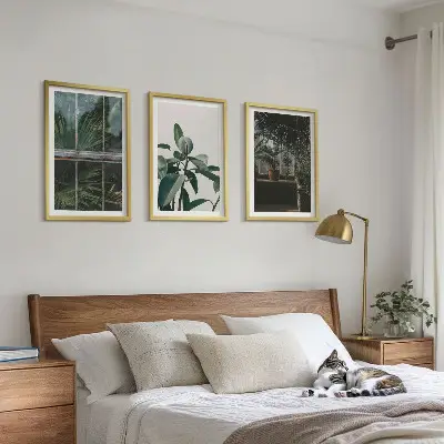 Composição de quadros moderna com folhas verdes na janela