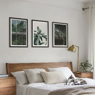 Composição de quadros moderna com folhas verdes na janela