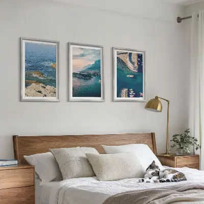 Conjunto de 3 quadros com moldura com vistas para o mar, falésias e portos