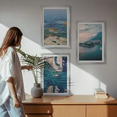 Conjunto de 3 quadros com moldura com vistas para o mar, falésias e portos
