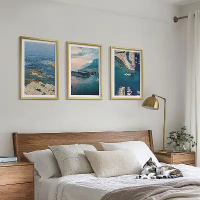 Conjunto de 3 quadros com moldura com vistas para o mar, falésias e portos