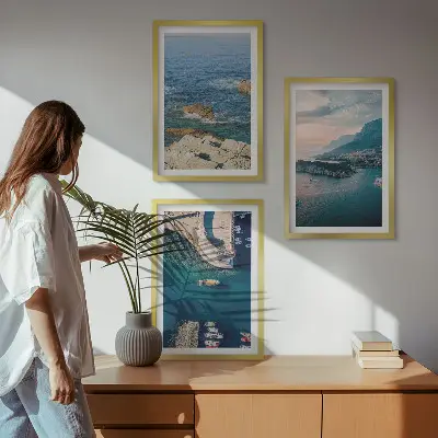 Conjunto de 3 quadros com moldura com vistas para o mar, falésias e portos
