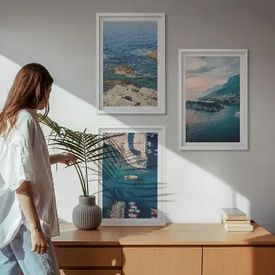 Conjunto de 3 quadros com moldura com vistas para o mar, falésias e portos