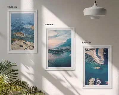 Conjunto de 3 quadros com moldura com vistas para o mar, falésias e portos