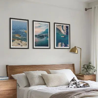 Conjunto de 3 quadros com moldura com vistas para o mar, falésias e portos