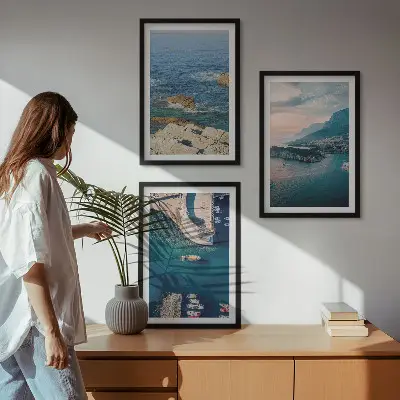 Conjunto de 3 quadros com moldura com vistas para o mar, falésias e portos