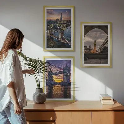 Composição de quadros moderna com torres de relógio das pontes da cidade