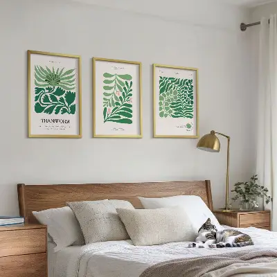 Conjunto de 3 quadros com moldura estampa de formas de plantas com folhas verdes