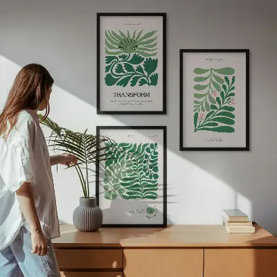 Conjunto de 3 quadros com moldura estampa de formas de plantas com folhas verdes
