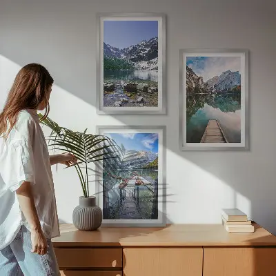 Composição de quadros moderna montanhas, lagos e píeres de madeira
