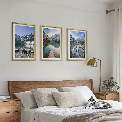 Composição de quadros moderna montanhas, lagos e píeres de madeira