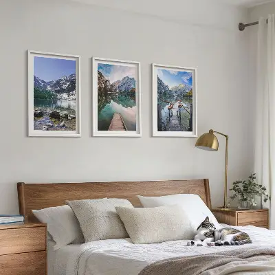 Composição de quadros moderna montanhas, lagos e píeres de madeira