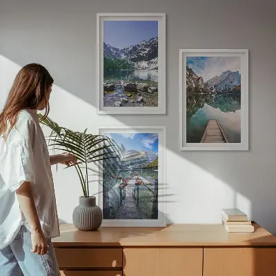 Composição de quadros moderna montanhas, lagos e píeres de madeira