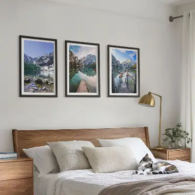 Composição de quadros moderna montanhas, lagos e píeres de madeira