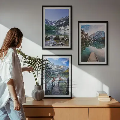 Composição de quadros moderna montanhas, lagos e píeres de madeira