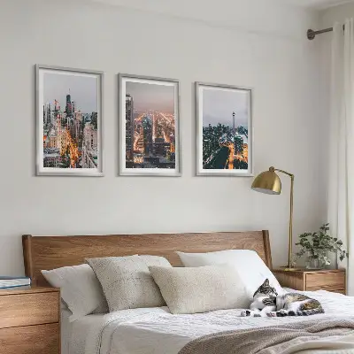 Conjunto de 3 quadros com moldura cidades à noite com arranha-céus iluminados