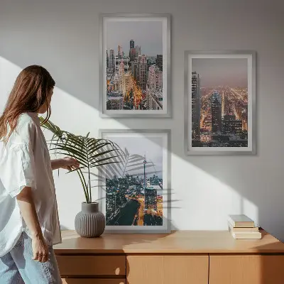 Conjunto de 3 quadros com moldura cidades à noite com arranha-céus iluminados
