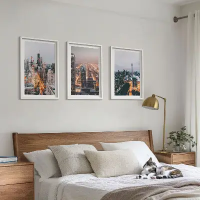 Conjunto de 3 quadros com moldura cidades à noite com arranha-céus iluminados