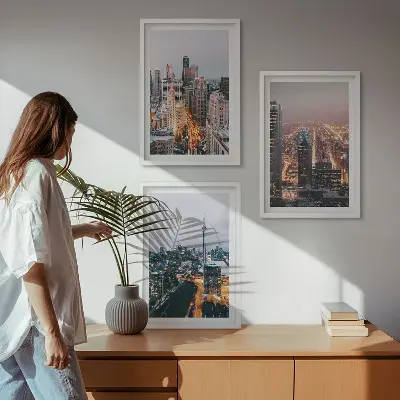 Conjunto de 3 quadros com moldura cidades à noite com arranha-céus iluminados