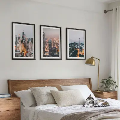 Conjunto de 3 quadros com moldura cidades à noite com arranha-céus iluminados