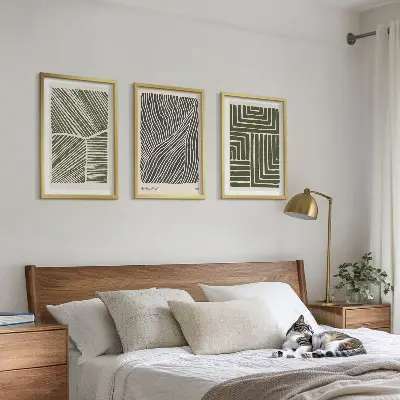 Conjunto de 3 quadros com moldura com padrões, linhas e formas em verde