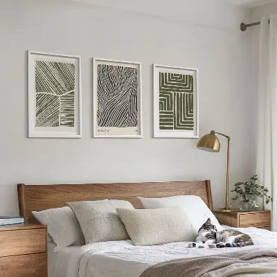 Conjunto de 3 quadros com moldura com padrões, linhas e formas em verde