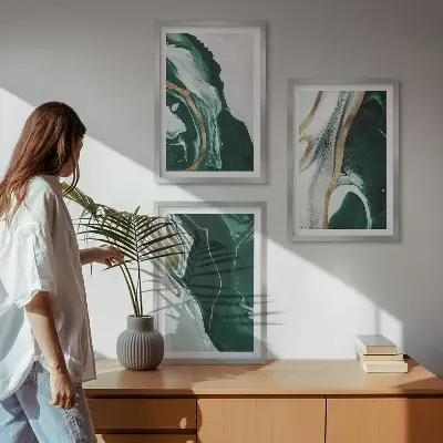 Conjunto de 3 quadros com moldura com estampas de padrões abstratos em tinta verde