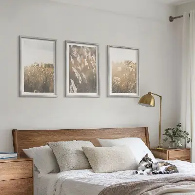 Conjunto de 3 quadros com moldura de paisagem de gramado com flores e tons quentes