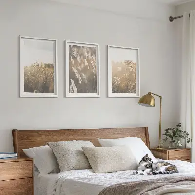 Conjunto de 3 quadros com moldura de paisagem de gramado com flores e tons quentes