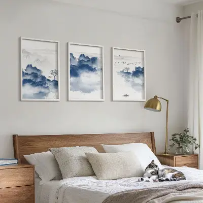 Conjunto de 3 quadros com moldura com estampas de montanhas, nuvens, árvores e pássaros