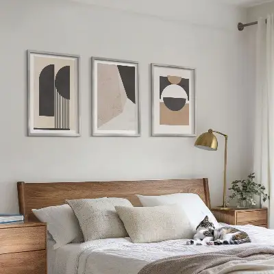 Conjunto de quadros para sala de estar com estampas de formas abstratas em tons de bege e marrom