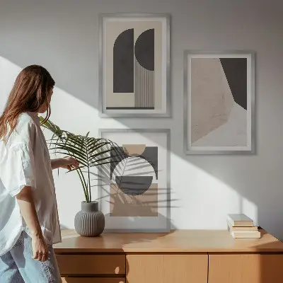 Conjunto de quadros para sala de estar com estampas de formas abstratas em tons de bege e marrom